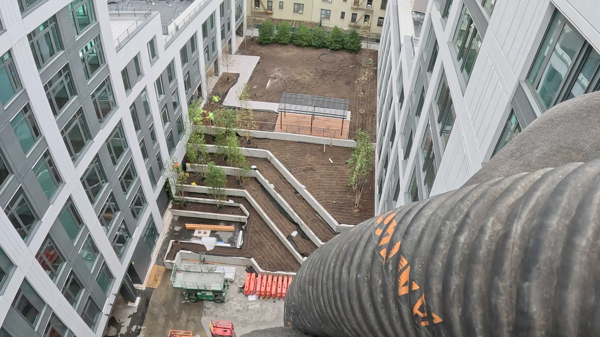 Contractor, Pyramid Constructors, placed material in one continuous pour.